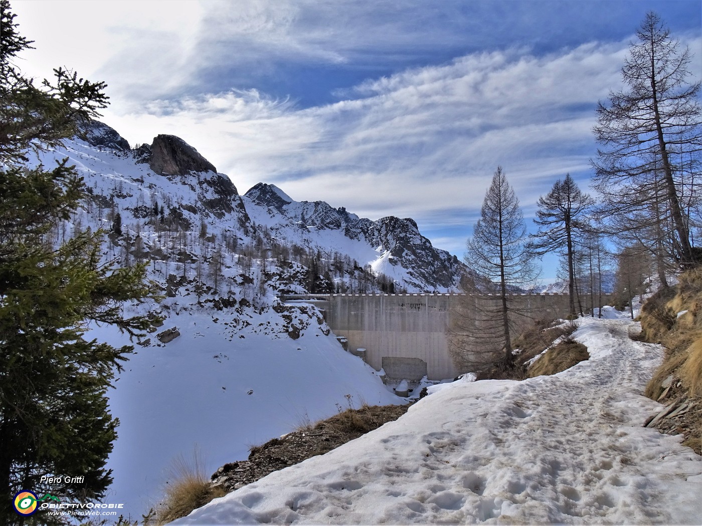 51 Bella vista sul Lago di Fregabolgia vuoto d'acqua e ricoperto di neve.JPG